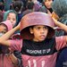 أطفال ينتظرون الحصول على حصتهم من طعام توزعه جهة خيرية في غزة وسط نقص الغذاء مع استمرار القصف الإسرائيلي (رويترز)