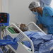 طبيب يمني يعاين مريضاً في أحد مستشفيات صنعاء (إ.ب.أ)