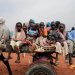أطفال فرّوا من الصراع في منطقة دارفور يركبون عربة أثناء عبور الحدود بين السودان وتشاد (رويترز)