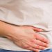 يعاني الأشخاص المصابون بمتلازمة القولون العصبي من آلام في البطن وانتفاخ وأعراض غير طبيعية في الأمعاء (رويترز)
