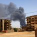 الدخان يتصاعد خلال الاشتباكات بين الجيش و«قوات الدعم السريع» في الخرطوم (رويترز)