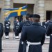 جنود سويديون خلال تبديل الحرس أمام القصر الملكي باستوكهولم في 24 فبراير الحالي (رويترز)