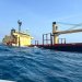 سفينة شحن بريطانية مهددة بالغرق بعد استهداف الحوثيين لها ما يهدد بكارثة بيئية في البحر الأحمر (أ.ف.ب)