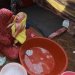 امرأة نازحة تغسل رضيعاً داخل إحدى الخيم في رفح وسط الحرب المستمرة منذ السابع من أكتوبر (أ.ف.ب)