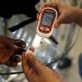 شخص يخضع لاختبار قياس مستوى السكر في الدم (رويترز)
