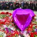 
سفراء وممثلو بعثات دبلوماسية في روسيا يحضرون حفل وضع الزهور على النصب التذكاري لضحايا «هجوم كروكوس» خارج موسكو السبت (رويترز)
