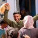رجل فلسطيني يعبِّر عن فرحته الأحد بعد حصوله على أرغفة الخبز من مخبر في غزة (أ.ف.ب)