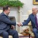 الرئيس الأميركي جو بايدن يصافح رئيس الوزراء العراقي محمد شياع السوداني في مستهل لقاء ثنائي بالمكتب البيضاوي في البيت الأبيض يوم الاثنين 15 أبريل 2024 (د.ب.أ)