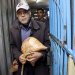 فلسطينيون يصطفّون للحصول على الخبز في مدينة غزة (أ.ف.ب)