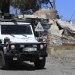 سيارة لـ«يونيفيل» في بلدة علما الشعب بجنوب لبنان إلى جانب منزل دمرته غارة إسرائيلية (أ.ب)