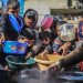 أطفال فلسطينيون يتلقون مساعدات غذائية في غزة في 31 ديسمبر 2023 (د.ب.أ)