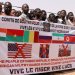 متظاهرون يحملون لافتة خلال مسيرة احتجاجية للمطالبة بانسحاب القوات الأميركية من النيجر في أغاديز بالنيجر 21 أبريل 2024 (رويترز)