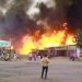 النيران تلتهم سوقاً للماشية في الفاشر عاصمة ولاية شمال دارفور نتيجة معارك سابقة (أ.ف.ب)