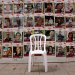 صور الأسرى الإسرائيليين على جدار في تل أبيب الجمعة (رويترز)