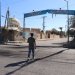 مدخل بلدة الشحيل بريف دير الزور شرق سوريا التي شهدت سبتمبر الماضي مواجهات بين «قسد» وعشائر عربية (إ.ب.أ)  