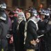 عناصر شرطة مدينة نيويورك خلال اعتقالهم محتجين واقتيادهم إلى خارج الحرم الجامعي  (إ.ب.أ)