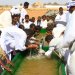 سودانيون يشربون من مياه استخرجت من بئر جوفية في ولاية القضارف شرق السودان (أ.ف.ب)