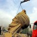 رافعة تنتشل رأس تمثال أبو جعفر المنصور من موقع انفجار استهدفه عام 2005 (أ.ف.ب)
