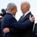 نتنياهو مُرحباً بالرئيس الأميركي جو بايدن خلال زيارته لإسرائيل بُعَيد اندلاع الحرب في غزة أكتوبر الماضي (رويترز)
