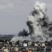 دخان يتصاعد بعد غارة جوية إسرائيلية على شرق مدينة رفح في جنوب قطاع غزة (د.ب.أ)