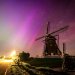 يضيء الشفق القطبي سماء الليل فوق Molenviergang في Aarlanderveen، هولندا، في وقت مبكر من اليوم 11 مايو 2024 (إ.ب.أ)