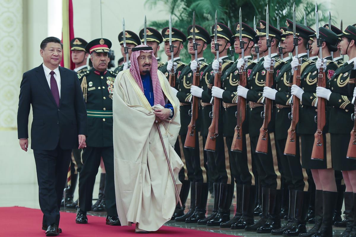  الرئيس الصيني شي جينبينغ يستقبل الملك سلمان بن عبد العزيز في قاعة الشعب الكبرى في العاصمة بكين عام 2017