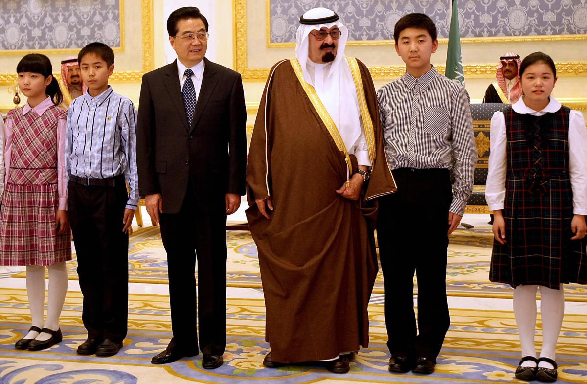 : العاهل  السعودي الراحل الملك عبد الله بن عبد العزيز والرئيس الصيني السابق هو جينتاو يلتقيان طلابا صينيين في الرياض عام 2009