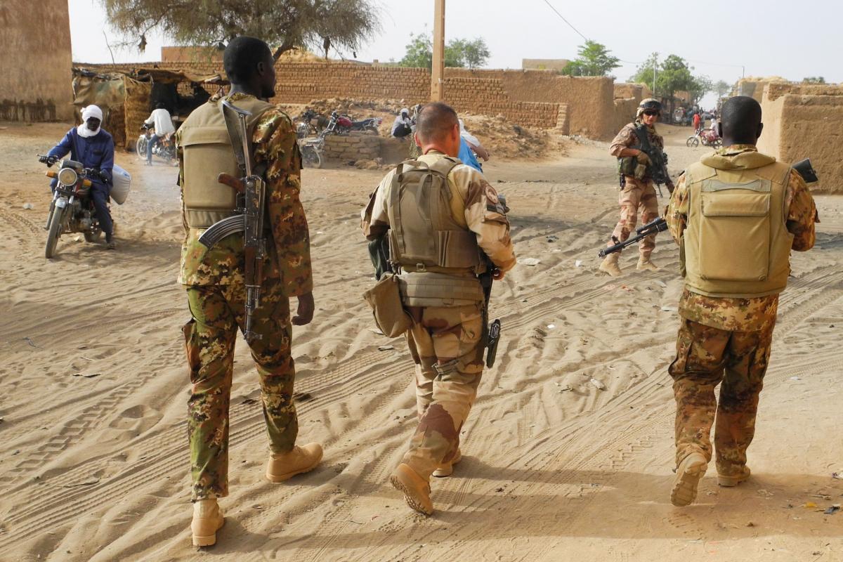 جنود من دول الساحل المنضوية في عملية برخان خلال دورية في شمال مالي (أ.ف.ب)