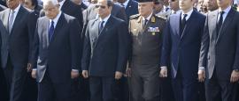 مصر تودع مبارك بجنازة عسكرية تقدمها السيسي