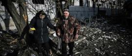 اليوم الأول من الحرب في شرق أوكرانيا... جثث متفحمة ومبانٍ مدمرة