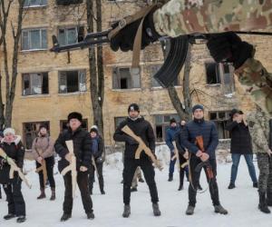 أوكرانيون يتدربون على حمل السلاح تحسباً لاجتياح روسي (صور)
