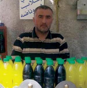 عصير «الخروب» تقليد رمضاني في طرابلس اللبنانية